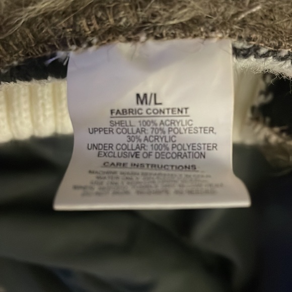 Adorable dog sweater - Picture 3 of 5